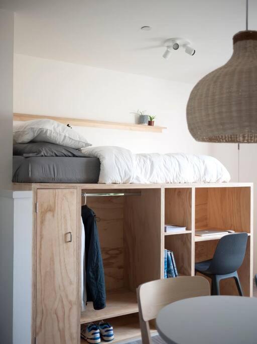 Contemporary 2 Minutes From Station